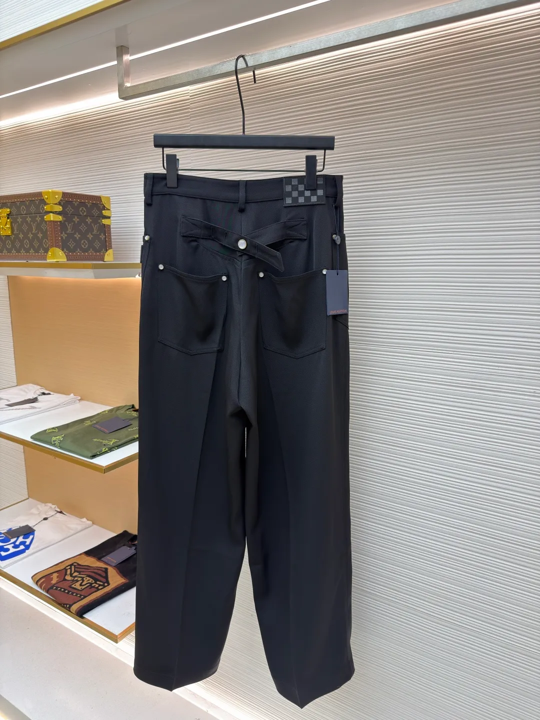 LOUIS VUITTON trousers with back earrings ●Original version: Purchased and developed for 12900 ●Item number: 1680814-A80 ●Fabric: Sheep spinning fabric ●Technology: Made on positioning cutting machine ●Version: Loose version ●Weight: about 680 grams ●Size: 46-48-50-52 ●Description: Using newly sheared sheep wool spinning and dyeing fabrics, high-speed rapier weaving in a dust-free and static-free workshop , double-sided weave, reverse satin texture, front messy texture, matching 60s cotton imitation Tencel twill lining, back pocket template motorcycle leather embossed embossed seal, 3# Swiss tooth bronze square slider, closed zipper, and the Saddle leather patch on the back pocket complement each other. The I-shaped buckle + rivets are made of bronze material with a bronze base. The molded pure natural pearl flat nails and buttons are laser-engraved in the later stage to make each one unique, and the overall vision has a halo effect. The overall wiring is straight and delicate, the fabric is comfortable and soft, and the color is consistent without color difference. It can be matched with the same style to create a fashionable look and control various occasions. Customized accessories, complete with three standards, same style for men and women!